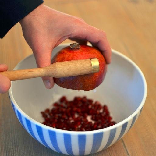 GRANADEUR is the perfect kitchen tool to prepare pomegranates. It is putting an end to improvisation and the mess in your kitchen.
