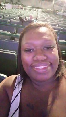 EshaDeskins's profile picture. 