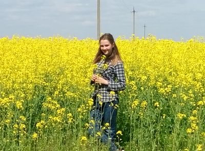 Я люблю співать  і біситься з друзями й родичами,якщо цe тобі цікаво підписуйся)