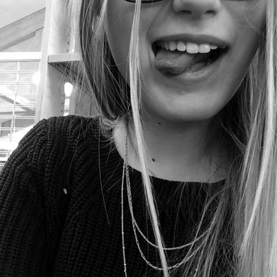 victoria_binder's profile picture. My life is my art work and im panting whit bright colors