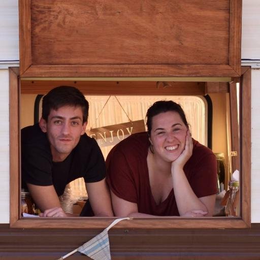 Somos Cristina y Miguel, dos cocineros viajeros con muchas ganas de compartir nuestra pasión por la buena comida :)