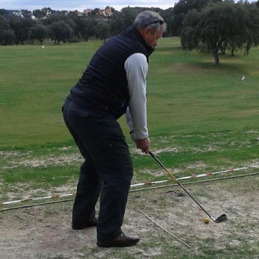 Aficionado al golf. 
Deseando que la bola vaya a donde yo quiero y no donde a ella le da la gana.