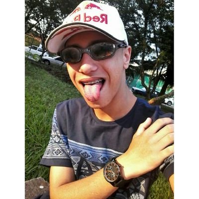 todas as madrugadas viraram meu refúgio, afogo minhas magoas com a balada e as mulherada