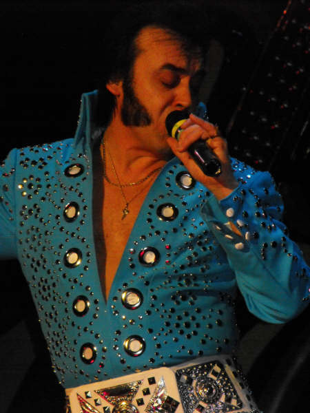 Elvis Tribute Artist from the United Kingdom interested in meeting fans and other ETA's