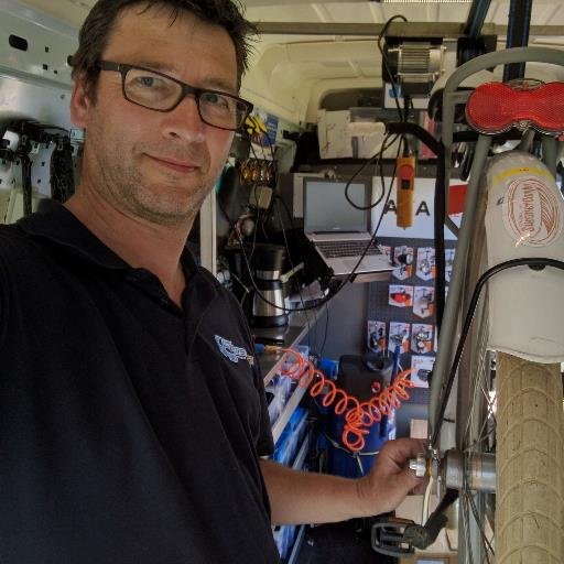 Ik ben een spontane vriendelijke fietsenmaker. Mijn passie is fietsen maken en klanten blij maken met een goed werkende fiets.