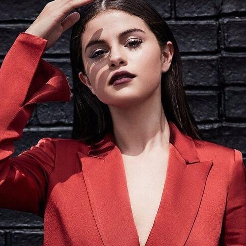 ja fui famosinha agora n passo de uma who e nao essa nao é a história de vida da selena