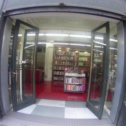 Librería especializada en literatura, filosofía, teoría política, narrativa gráfica y artes visuales. L a V 10 - 20 hrs alameda@metalespesados.cl - fono 6993606