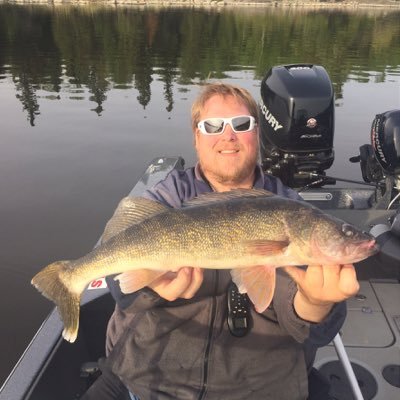 professional fishing guide on lake of the woods