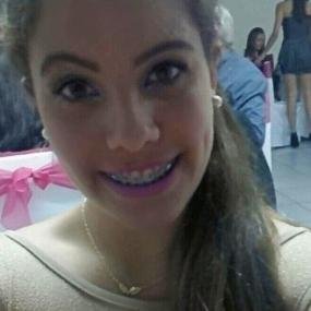 Se no teu caminho encontrares alguém já demais cansado para dar um sorriso, deixe-lhe o teu (: