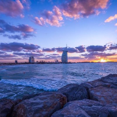اشيل قلب انسان شاعر وحساس .. واقول جعل اليوم ابرك من امسي .. انجح اذا واسيت واحد من الناس .. لكني افشل في مواساة نفسي . . ❤️ الانستقرام Abz_0