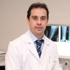 David Roca Romalde es especialista en Cirugía Ortopédica y Traumatología en la Clínica Teknon de Barcelona