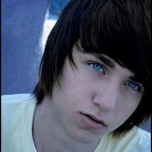 HamdyTorke's profile picture. نَحنُ لا نَستَطيِع إحياء وروُد قَدْ مَاتت لكن بِوسعنِا زَرع وُروُد أجَمل .