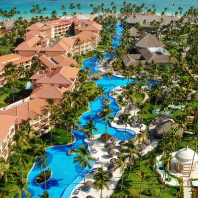 Huntington Bay Resort, a place where the guests and employees are hot, and the drama is even hotter. Can you handle the summer heat? Join to find out!