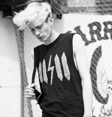 xMaxKrieger's profile picture. 18 ans ❌ humain ❌ triste ❌ bi