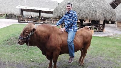 Nacido en Cali, me gusta la gente descomplicada y sincera, estudie mercadeo, trabajo con una entidad financiera tramitó créditos me gusta las sinergias
