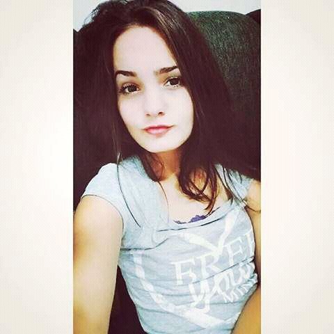 Virginiana/ Ciumenta/ 17 anos/ Vaidosa/ Amo chocolate/ Amo livros/ adoro amizades novas ❤