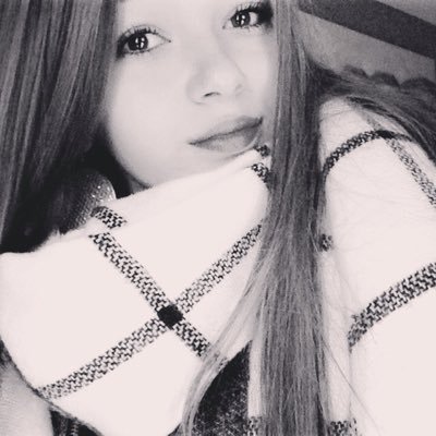 - Tu l'as oublié ? - Non, je fais juste semblant. Semblant de ne plus penser à lui et de ne plus sourire en le voyant.