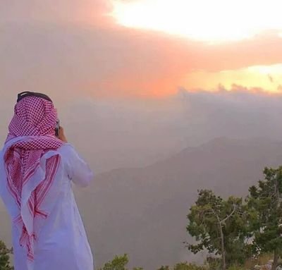 ‏كنا انا وياه اكثر من اخوان
عشرة سنين ان ضقت مريت بيته

ماخان بي والله ولا خافقي خان
هو مات في حادث وانا مانسيته