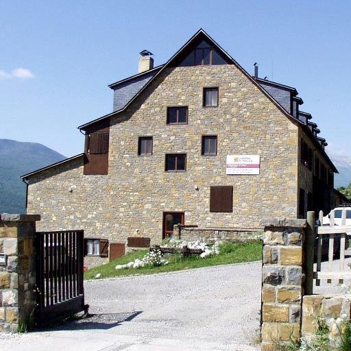 Escuela de Montaña de Benasque, en el corazón del Pirineo y a los pies del Aneto. Tecnificación, formación de montañeros. Alojamiento.