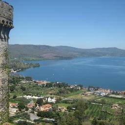Far conoscere il paese di Bracciano e le sue meraviglie, come il Lago di Bracciano, popolare località turistica e balneare, e il famoso Castello Odescalchi.