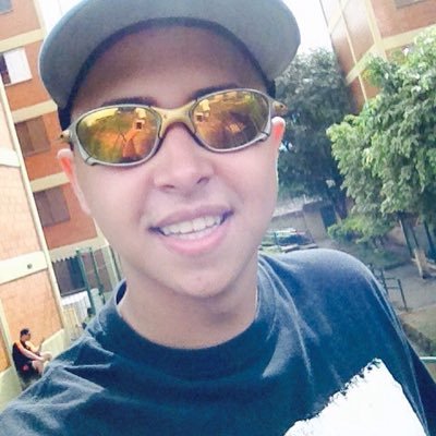 Maiis um simples sonhador...Ousado & Alegre divertido e chato, cultivo qm realmente ta comigo! || snap Dougllas.13