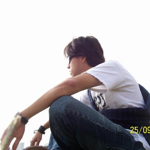Sigo rugiendo contra un mundo que me ignora, contra el tiempo; que me condena a morir, aun puedo continuar, aunque solo sea un paso más... ;)