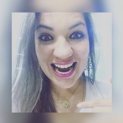 Empreendedora, empresária, professora, bacharela em administração, louca por futebol, apaixonada pelo Corinthians!