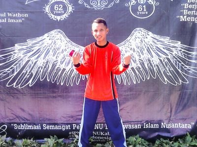 “Sejauh apapun aku melangkah, hatiku selalu bersanding di sebelahmu. Tak usah bersedih, kita hanya terpisah jarak, bukan terpisah selamanya.”