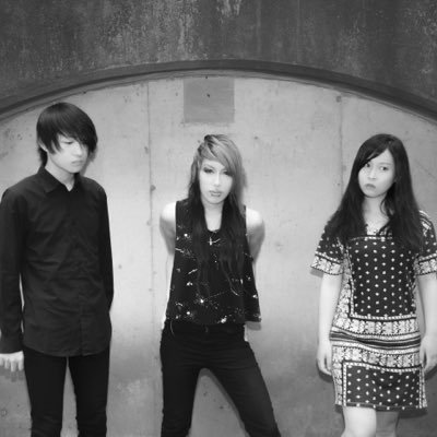 2016年2月よりライブ開始!girls emo band Voベア@bbbear_vo Gtきこ @kiko__Gt Drs塚本剛彦@TT_LRLLRR 1st DEMOがSTM,DISK UNIONにて発売中。https://t.co/JTdYn8M9fB