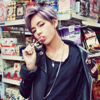 Nieuleczalnie chora na kpop, pisząca fiki i ogólnie dziwna osoba.