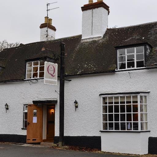 Traditional English Pub, run by local community, named after the visit of Queen Elizabeth I. Visit Worcestershire Pub of the Year 2022/23. Tel 01386 710251
