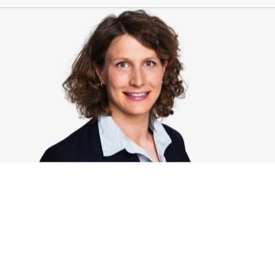 Geschäftsführerin bei @SportBCampus, Expertin bei @srf3, ehm. Profisportlerin, Hundemama, schweiz-deutsch emotionaler Sportfan
