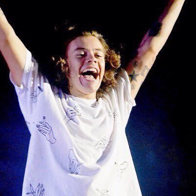 Footballer, Writer,Dreamer,Photographer, Dancer,Guitar player, Directioner, Gamer, Traveler, I am living in Italy