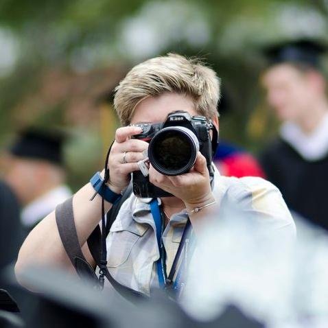 Freelance news photog fascinated by regular folks in ordinary moments, cheese and craft beer enthusiast. Wedding photographer at https://t.co/azCeEb0ATa