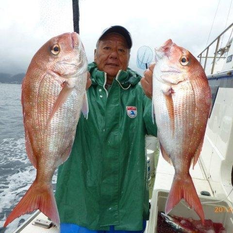 西伊豆土肥温泉の小さな民宿です。海に出て釣り上げた旬な地魚や、あっつあつのかけ流し温泉が楽しめます。
土肥海岸も３００ｍ、癒されに足を運んでくださいネ。