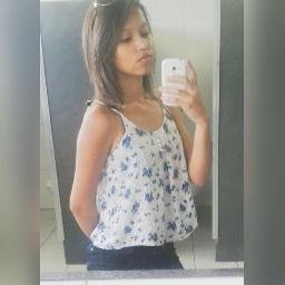 Apenas uma moça vivendo em um mundo onde não vale a pena ser normal !