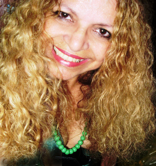 genifazio's profile picture. Nasci poesia... traduzida em um grande amor pelo belo que me abraça a todo instante, onde quer que eu vá. Meu corpo é parte de cada cor que compõe o arco-íris,