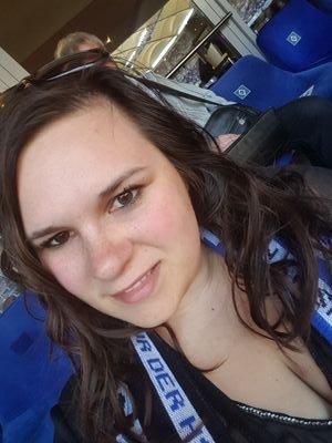 Norddeutsche mit Herz und Seele - neben Lesen - meinem absoluten Lieblingshobby - sind Kampfsport, Kiten und natürlich meine Freunde meine Hobbys
