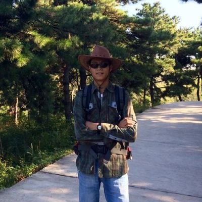 RyanLiujsX's profile picture. Look throgh here, I can show you the future.