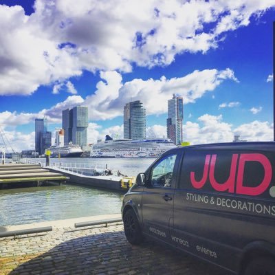 JUD. is etaleuse. JUD. verzorgt de etalages van winkels en decoratie en (kunst)bloemen in de horeca.
