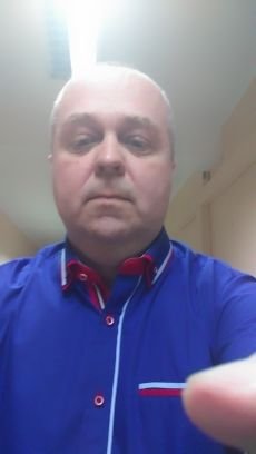 Obserwator niekłótliwy. Bywam złośliwy. Nie znosze pieniactwa i usilnego przekonywania. Cenie sobie dyskusje. Filozof. Socjolog. Akwarysta. Kocham Bieszczady.