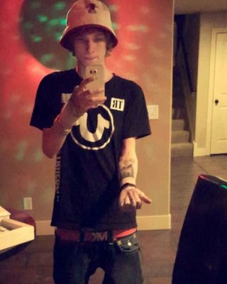 jaredkarja's profile picture. Sc: jaredkarja --

Blood makes you related, loyalty makes you family