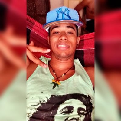 Muleke simples,que gosta de pagode,futebol,e que ama estar com os amigos e familia sempre dando risada.... Vibe positiva✌