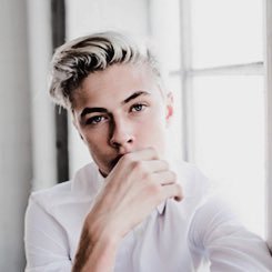 ❝Just stop, you're lowering my IQ.❞ A high schooler with almost paper-white locks & blue eyes. He's clever, sarcastic and somewhat flirty.《Male〜18 y/o〜Single》