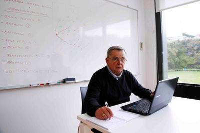 Entrenador Nacional de Fútbol.
Seleccionador de Euskadi
Profesor de Táctica