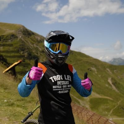 Freeride- and Downhillgirl from Germany. I love riding my radon swoop, wearing my Troy Lee Helmet an shredding awesome trails.
Follow me on Insta: @Freeriderin