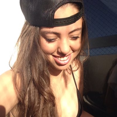 Seu sorriso , um abraço e um milhão de beijos ..