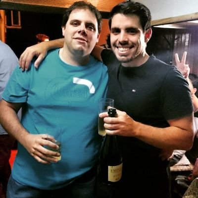 Estudié producción de radio en Eter. Trabajo de otra cosa, por que con el periodismo todo muy lindo pero no gané guita nunca... Larga vida al rock and roll