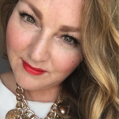 ElsSprenkeling's profile picture. Graphic designer (https://t.co/SgB47SVwP4) | (curvy) fashionblogger (https://t.co/CKgFdVEwfE) | fashion stylist | red lips | heels | let love rule