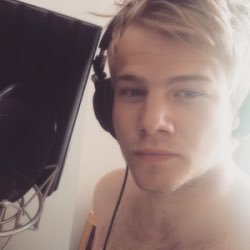 Promoting and supporting @ChrisBourne. ***DOWNLOAD Mft80s NOW*** https://t.co/1c5WzbV2Li